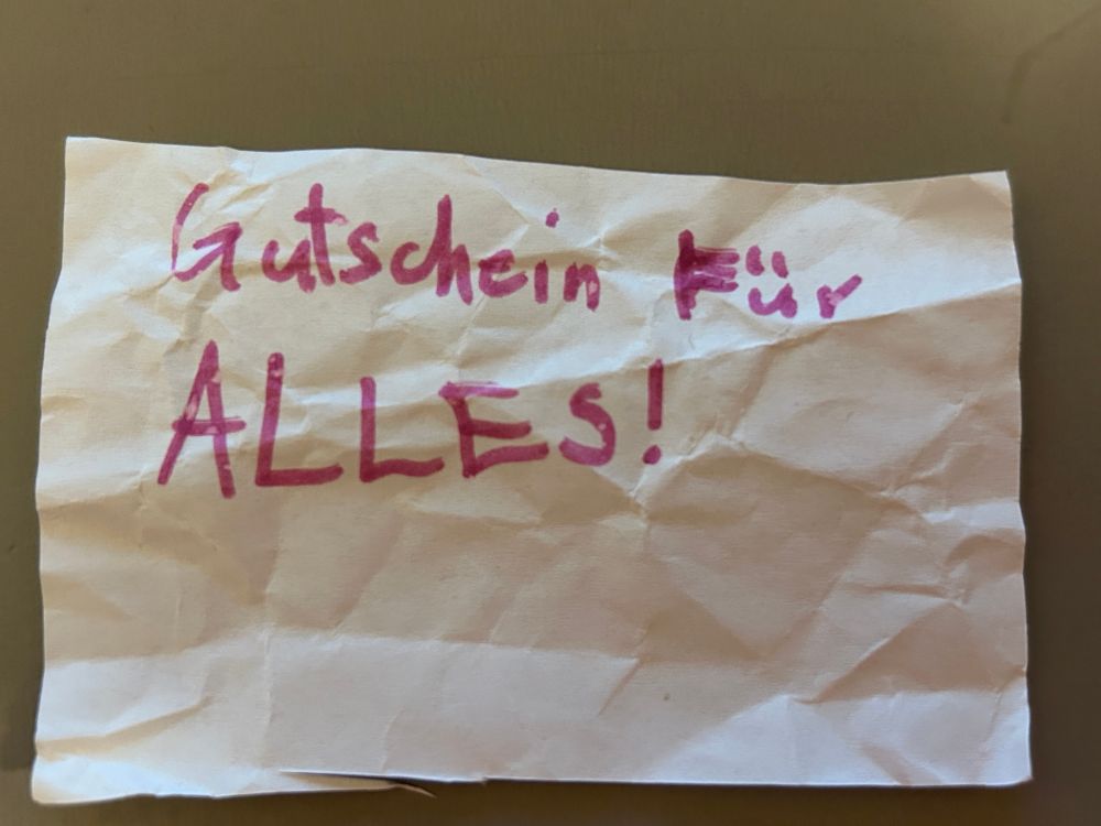 Handgeschriebener Zettel mit dem Text „Gutschein für ALLES!“