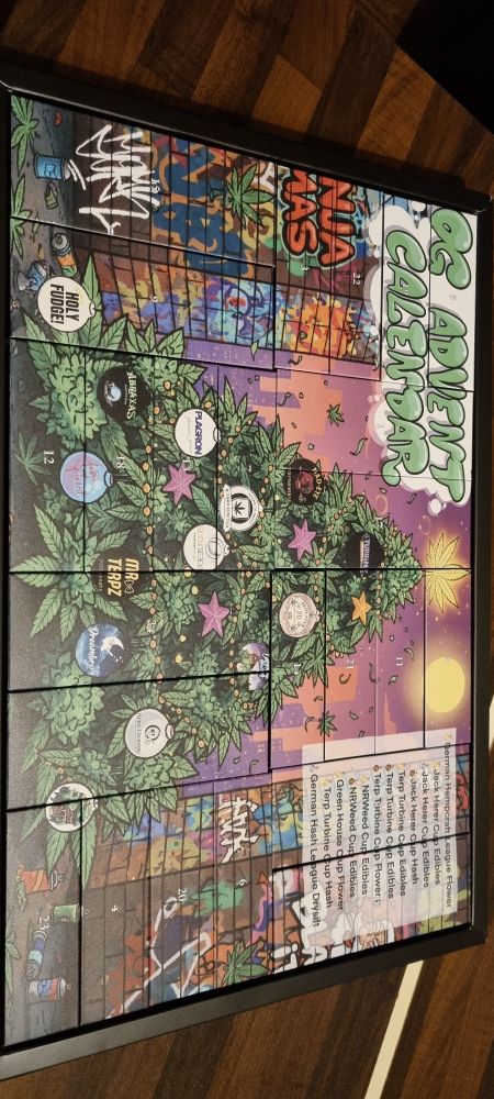Das Bild zeigt einen großen Adventskalender im Comic-Stil. Er ist bunt, mit vielen Graffiti-Farben im Hintergrund. In der Mitte steht ein Weihnachtsbaum – aber statt normaler Tannenzweige besteht er aus Cannabisblättern. Über den Baum verteilt sieht man kleine runde Logos von verschiedenen Marken.
Der Kalender hat viele kleine Türchen mit Zahlen, wie bei einem normalen Adventskalender. Oben steht „OG Advent Calendar“. Rechts unten klebt ein weißer Aufkleber, auf dem eine Liste mit verschiedenen Kategorien wie „Flower“, „Hash“ und „Edibles“ steht.
Der Stil ist insgesamt lustig, farbenfroh und ein bisschen street-art-mäßig.