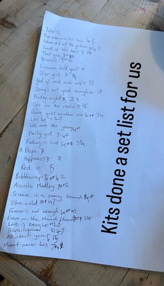 folha de papel com nome de algumas canções do McFly, como "Do ya" e "land of the bees", escritas a lápis como setlist para show pelo Kit, filho do bateria Harry Judd