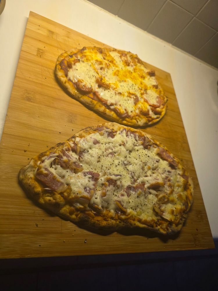 Naan pizzas
