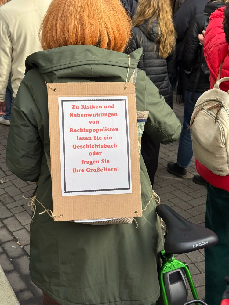 Demonstrierende Menschen. Ein Schild: „Zu Risiken und Nebenwirkungen von Rechtspopulisten lesen Sie ein Geschichtsbuch oder
fragen Sie Ihre Großeltern!“