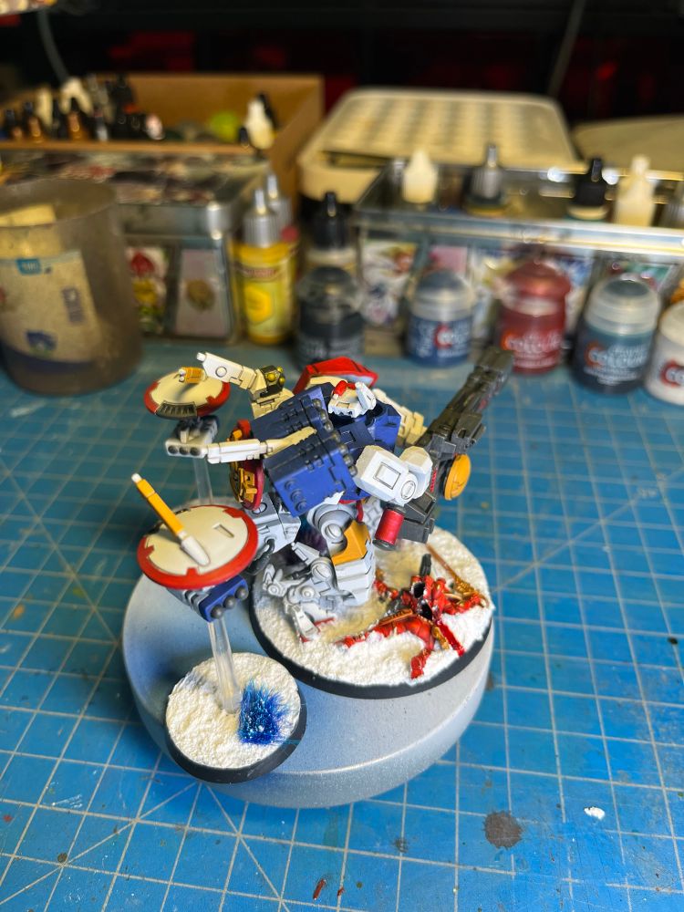 Finished T’au Empire XV-88 Broadside Battle Suit miniature from Warhammer 40000, painted in Gundam RX-78 colors.