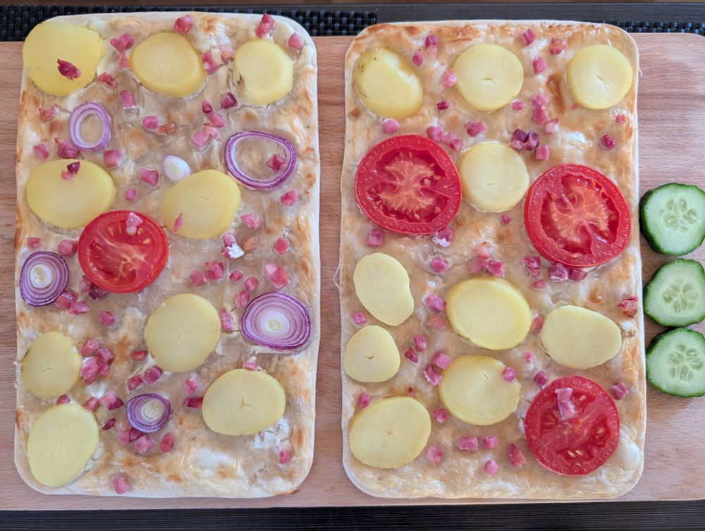 Flammkuchen mit Speck, Zwiebeln, Tomaten und Kartoffeln 