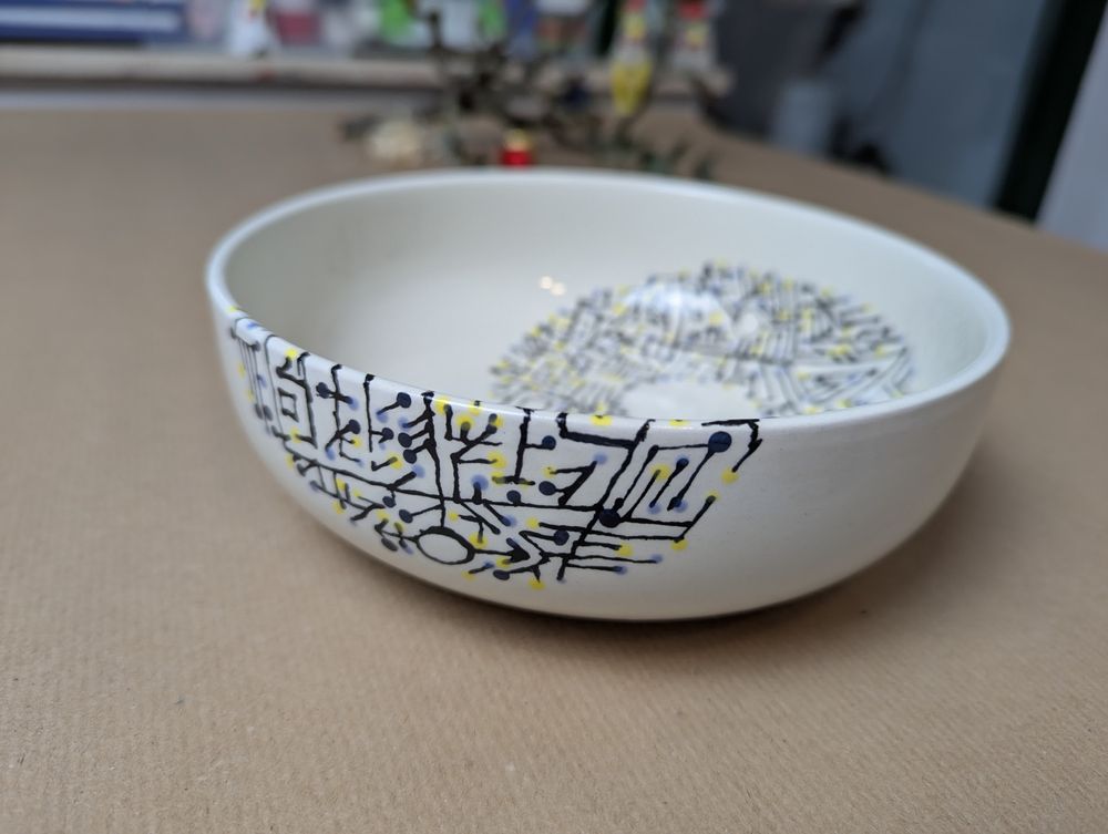 Side view of the bowl showing how the infinite shape flows over the edge.