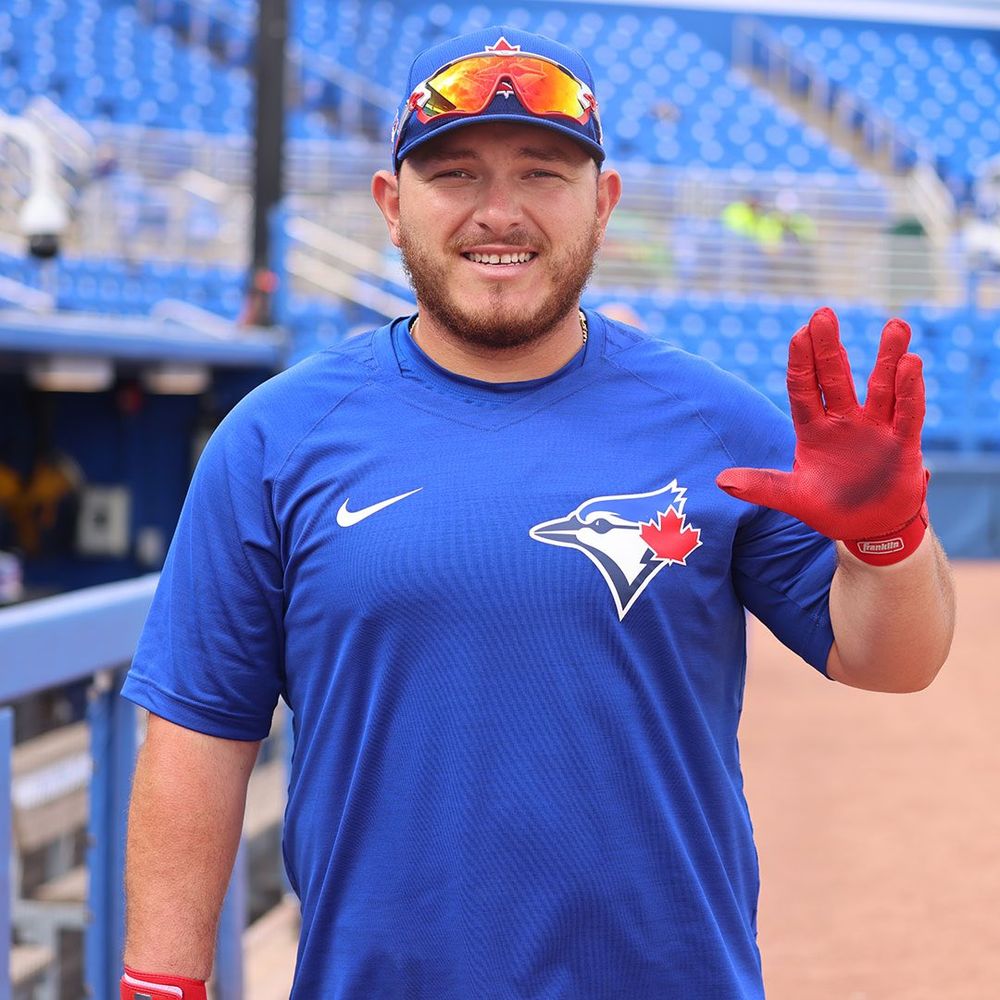 Alejandro Kirk does a Vulcan salute