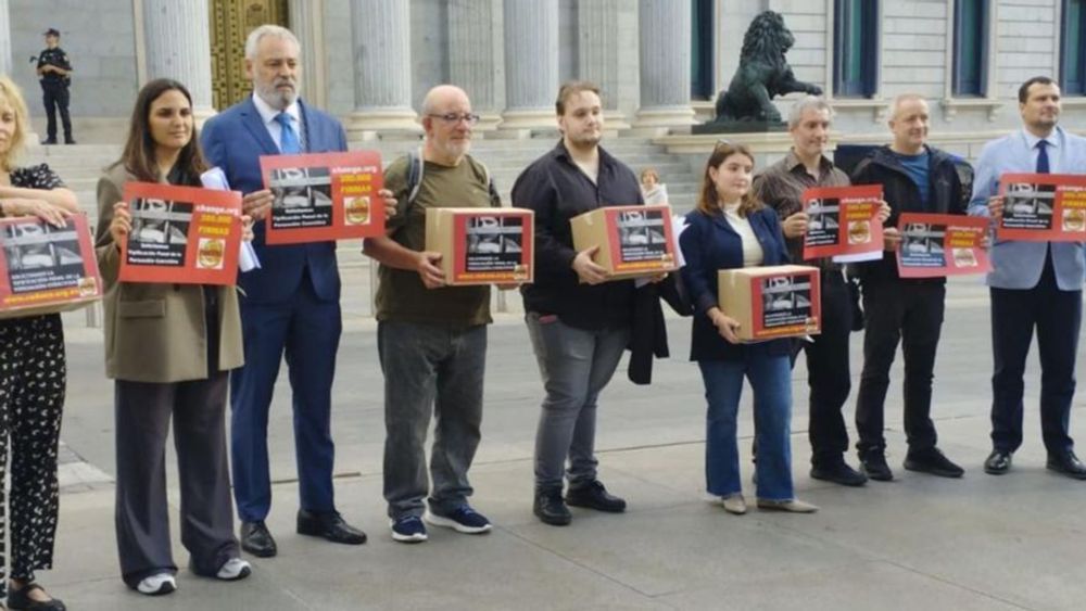 Afectados por las sectas entregan en el Congreso 300.000 firmas para que el “lavado de cerebro” sea un delito