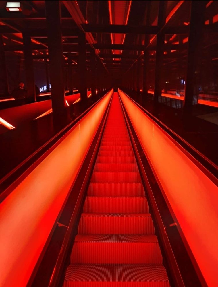 Beleuchtete Rolltreppe im Ruhr Museum 