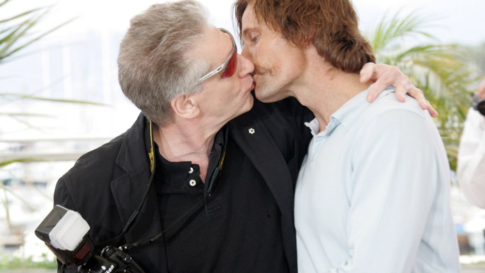 David Cronenberg y Viggo Mortensen dándose un besito.