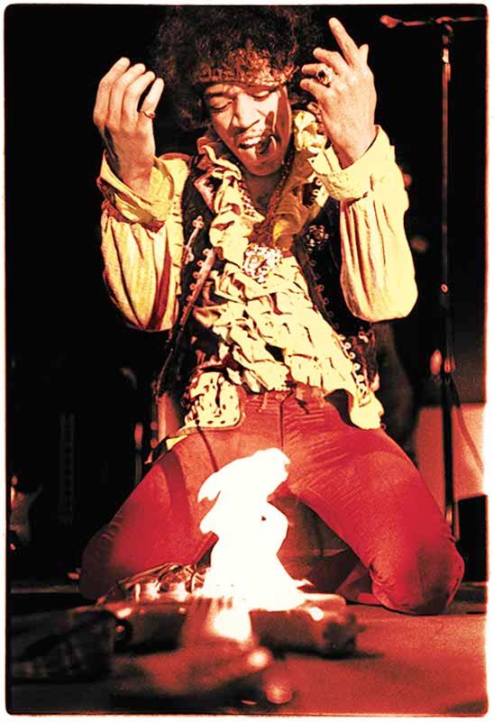 Foto a Jimi Hendrix sul palco mentre brucia la sua chitarra