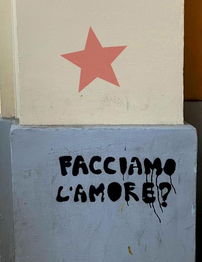 Scritta "FACCIAMO L'AMORE?" fatta su una colonna.