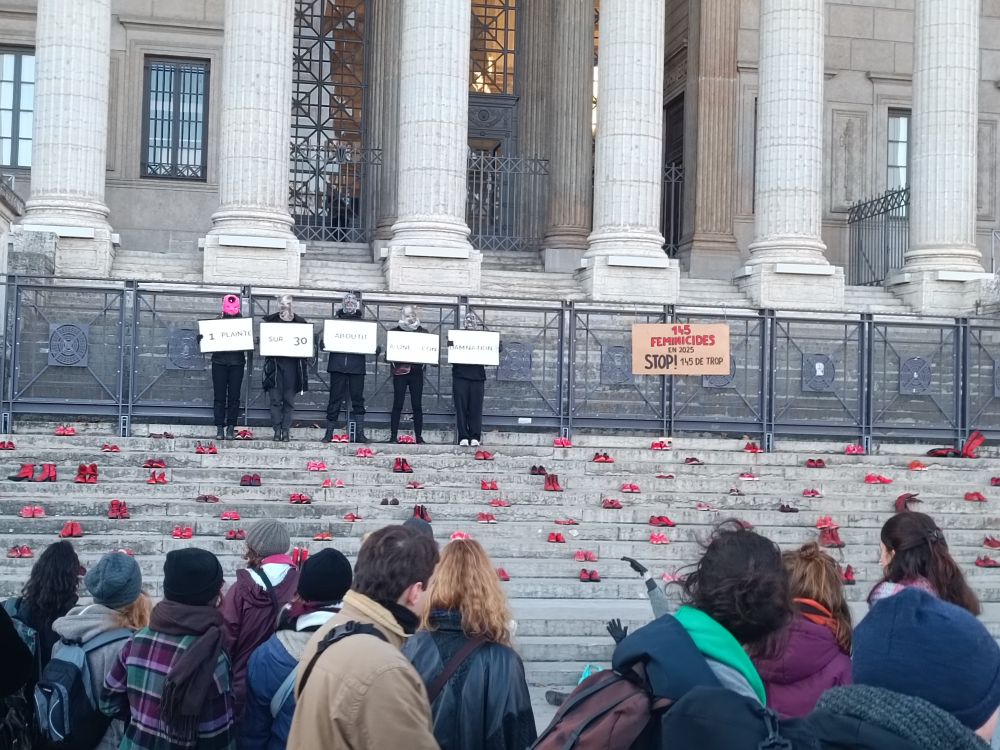photo devant le palais de justice de Lyon montrant 145 paire de chaussures rouge comme symboles des 145 feminicides perpétrés en France depuis le début de l'année. 