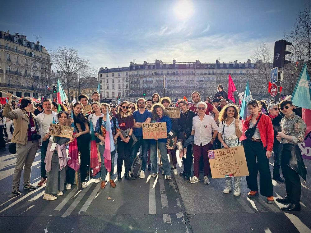 Les militantes et militants de Génération·s encorent de outs après 1h30 à piétiner 