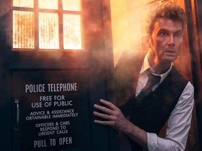 Le 10e ou le 14e docteur sort d'un tardis en flamme