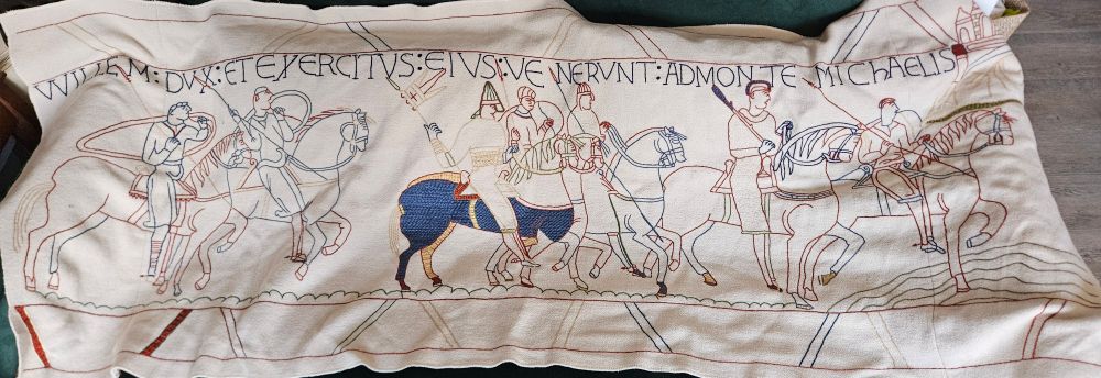 Écharpe avec broderies copiant la 16e scène de la tapisserie de Bayeux : "Le duc Guillaume arrivant au mont Saint-Michel"