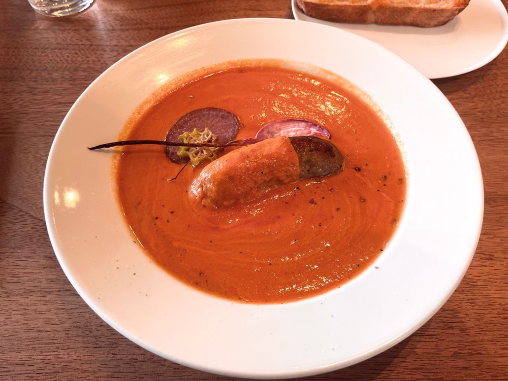 トマトとオレンジのスープです。自家製ソーセージが載っています。