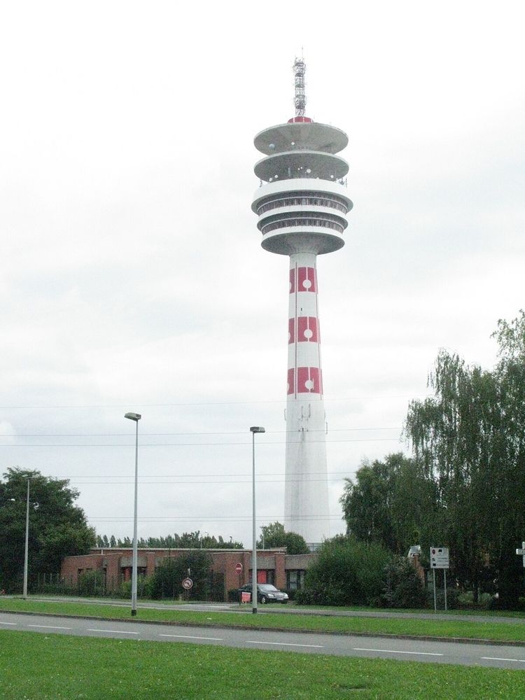 Tour radio qui ressemble un un champignon ou ovni ou cuillère à miel