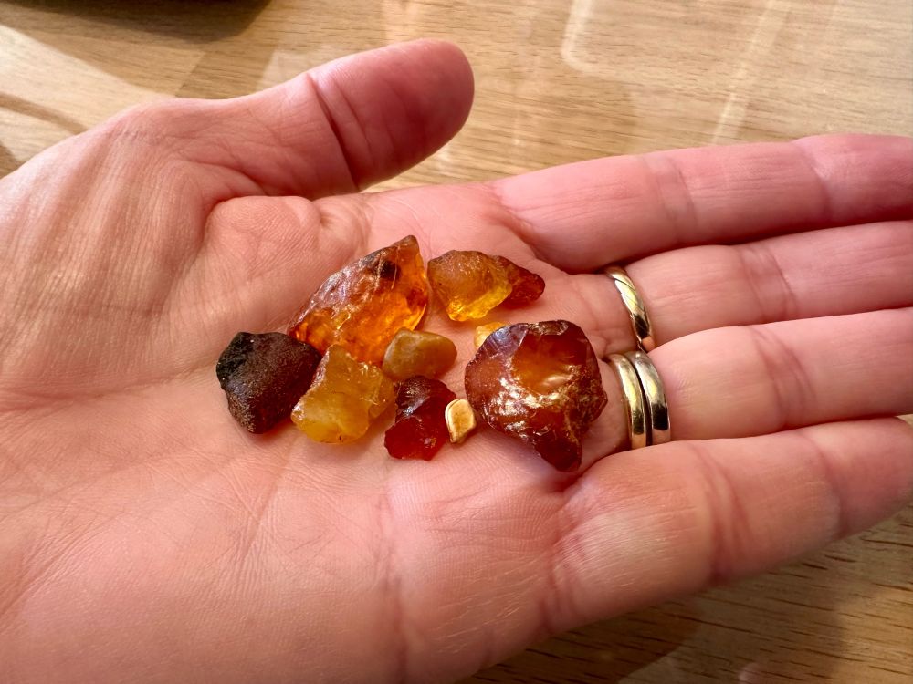 Eine Hand mit ein paar Bernsteinen