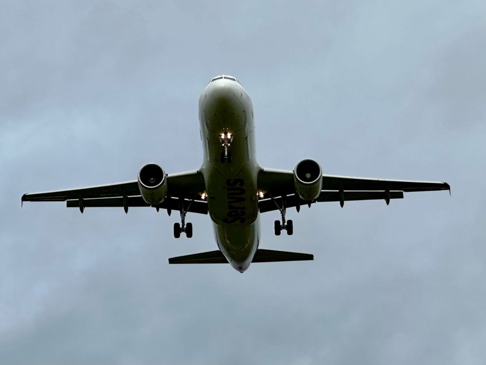 Ein Flugzeug im Landeanflug auf den Flughafen Hamburg.