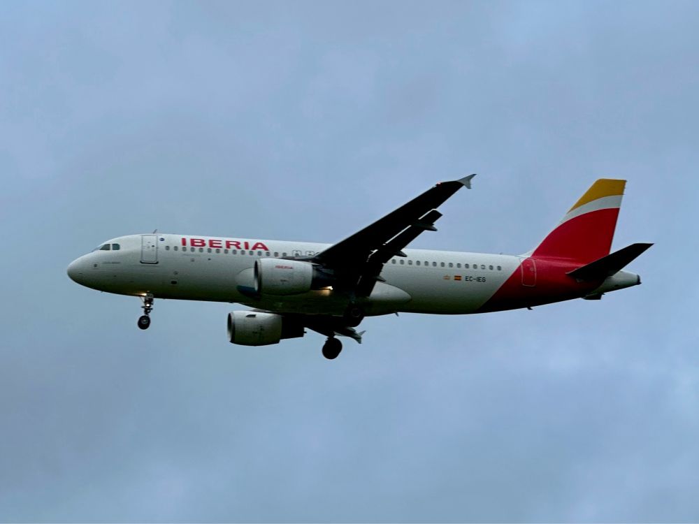 Ein Flugzeug im Landeanflug auf den Flughafen Hamburg.