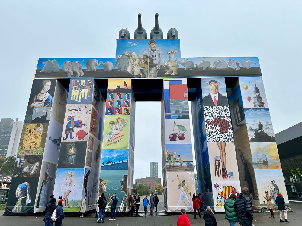 Ein Tor angelehnt an das Brandenburger Tor mit Ottifanten anstatt der Quadriga.