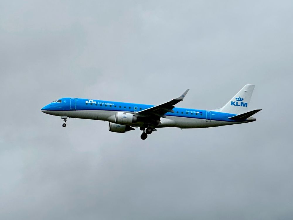 Ein Flugzeug im Landeanflug auf den Flughafen Hamburg.