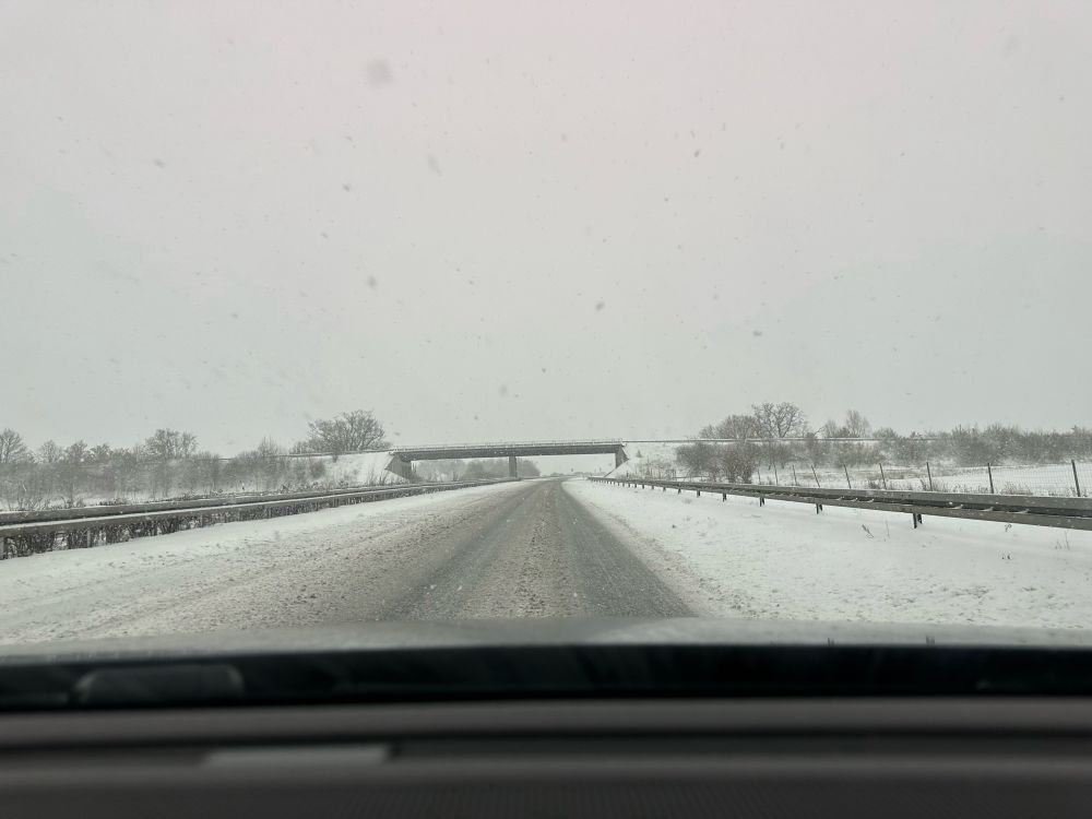 Bild einer verschneiten Autobahn.