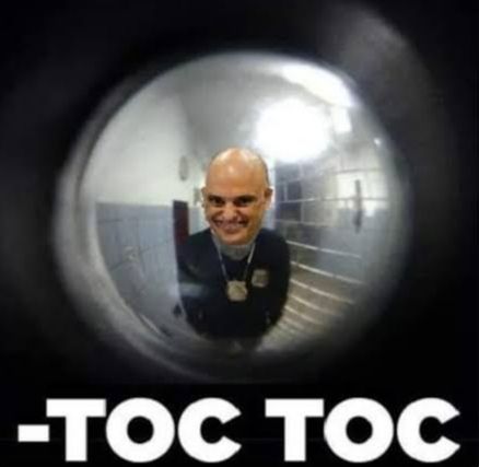 Um olho mágico por onde se vê o Alexandre de Moraes com um sorriso sinistro usando um distintivo