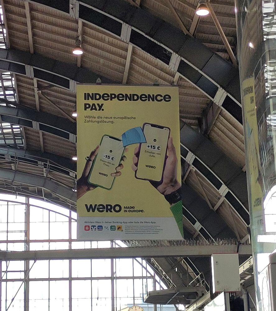 Rießige Plakat Werbung für den Bezahldienst WERO
Im Hauptbahnhof Berlin