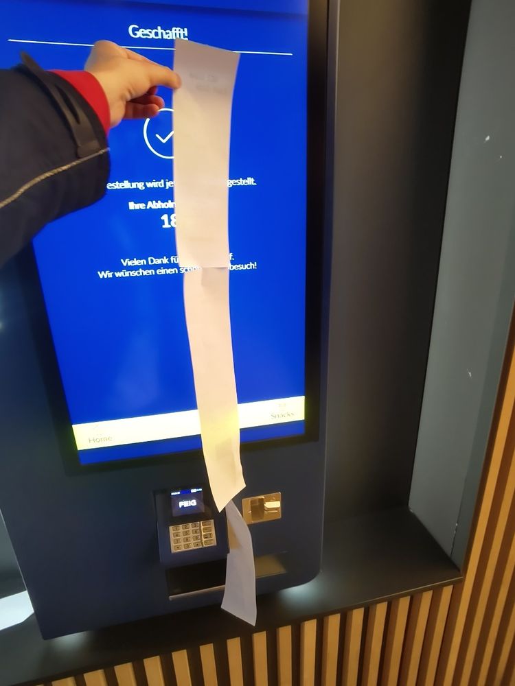 Ticket Automat im UCI Berlin Uber Eats Platz,
Ticket ist länger als der Bildschirm hoch ist, knapp 1 Meter lang.