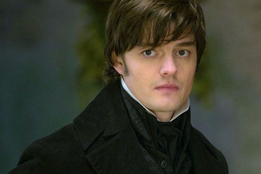 Fotograma de Sam Riley en Orgullo, prejuicio y zombies mirando a cámara con ojos de perro tristón