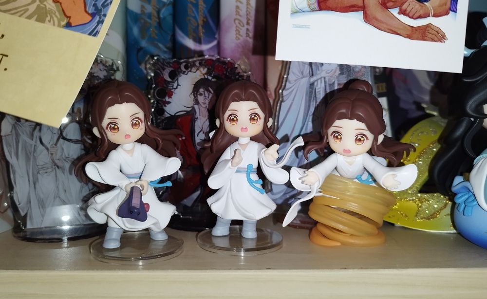 Tres figuritas de Xie Lan en diferentes escenas de los libros