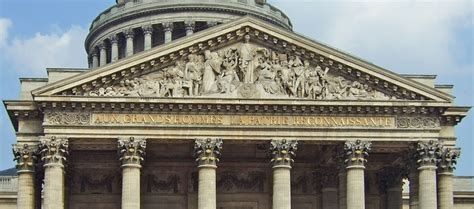 Fronton du Panthéon sur lequel on peut lire : aux grands hommes la nation reconnaissante
