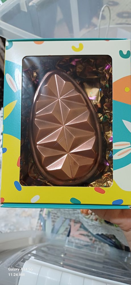 Um ovo de Páscoa com casca texturizada e acabamento feito com pó metálico cor de bronze.