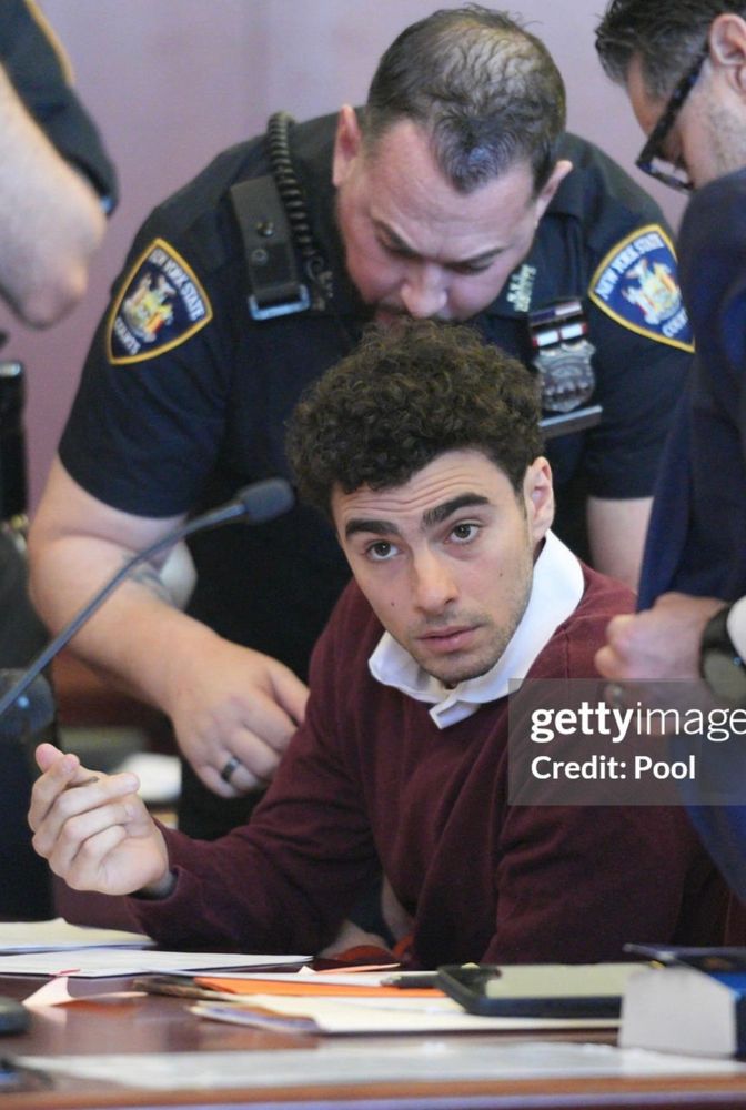 luigi mangione wearing a red jumper in court