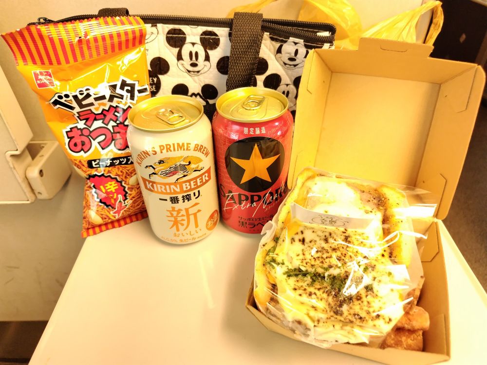 キリン一番搾り生ビール、サッポロ黒ラベルのエクストラモルト(土曜飲めなかった分)、ちよ松のカツサンド(チーズ)、ベビースターラーメンおつまみで乾杯。