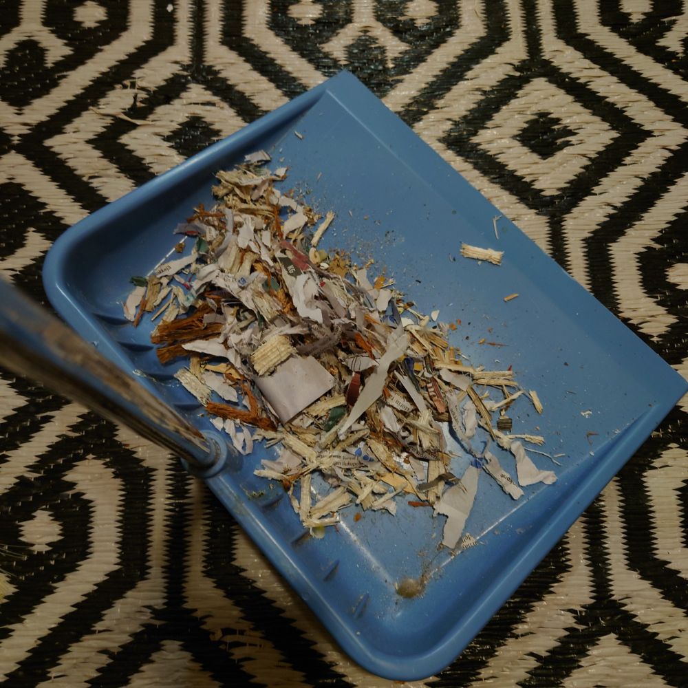 Rikkakihveli täynnä paperi- ja lelusilppua.