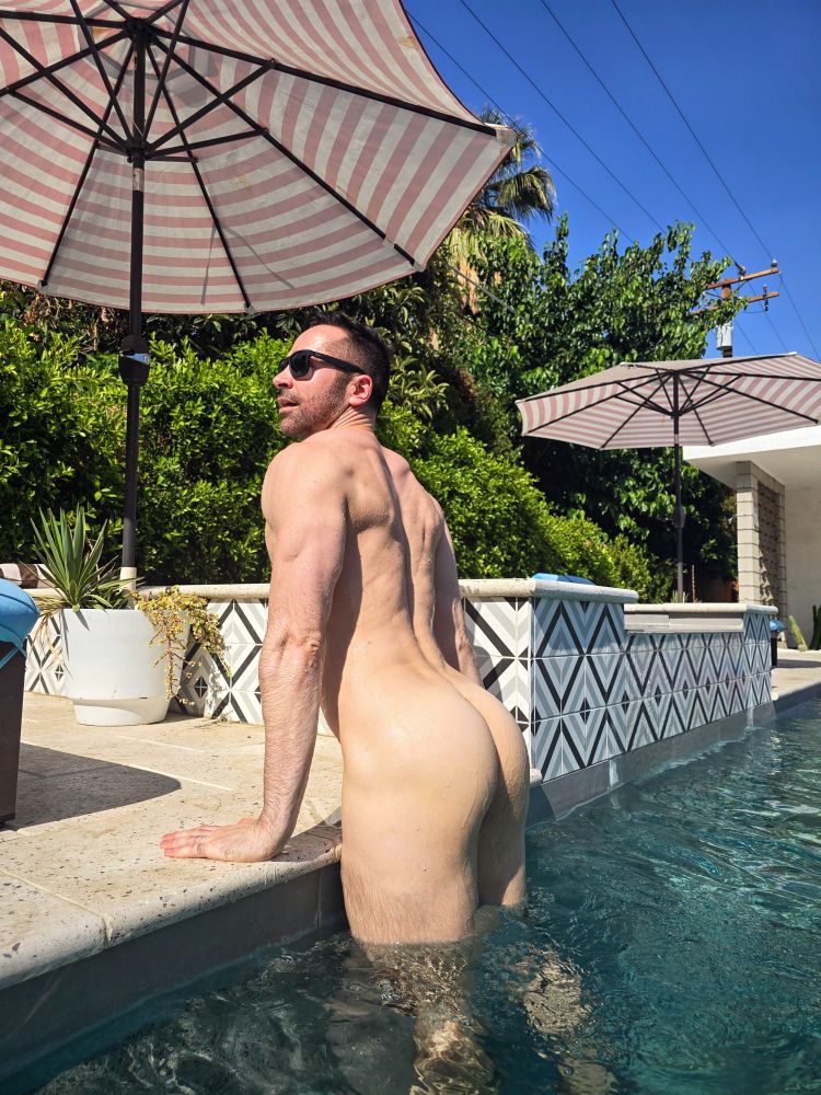 Pushing myself out of pool and showing 🍑