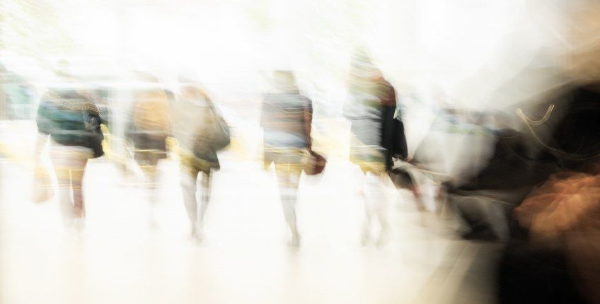 Image avec un flou artistique de personnes marchant