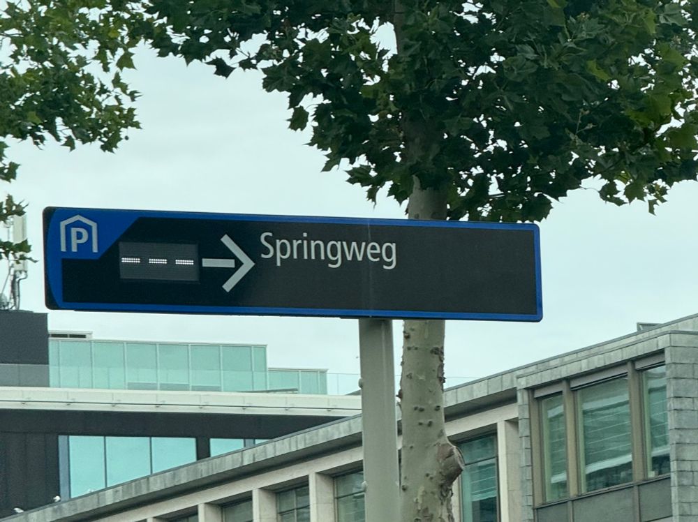 A street sign indicating the way to the Springweg car park in Utrecht.