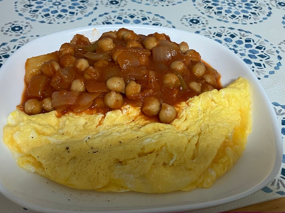 ひよこ豆のトマト煮をオムレツにかけたもの