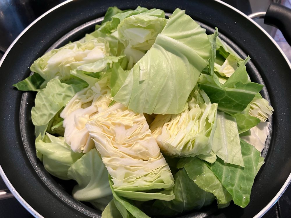 キャベツをざく切りにして加える