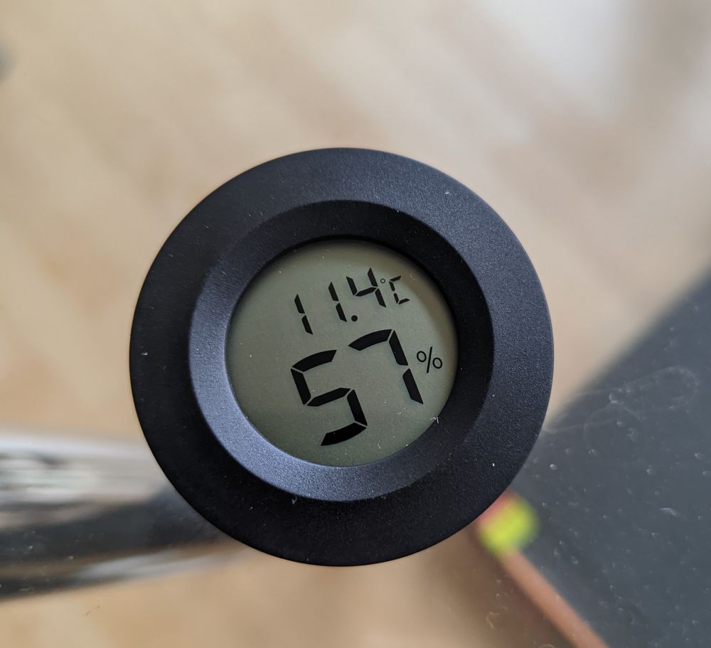 Thermometer showing indoor temperature being 11.4 Celsius 