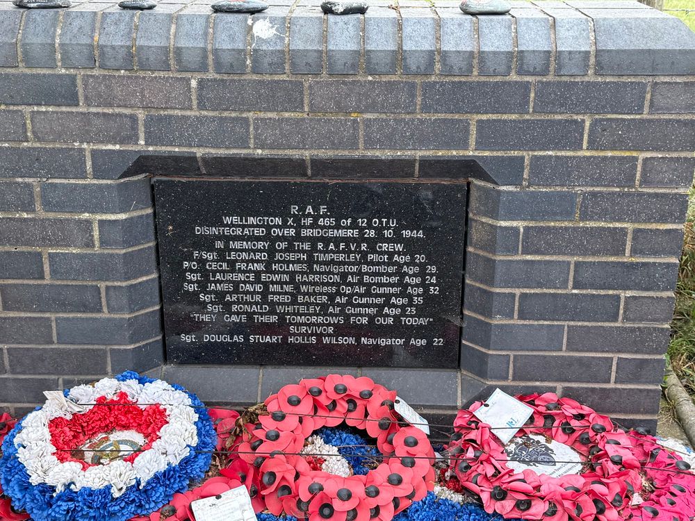 Memorial to crew of Vickers Wellington that crashed during training 28/10/1944