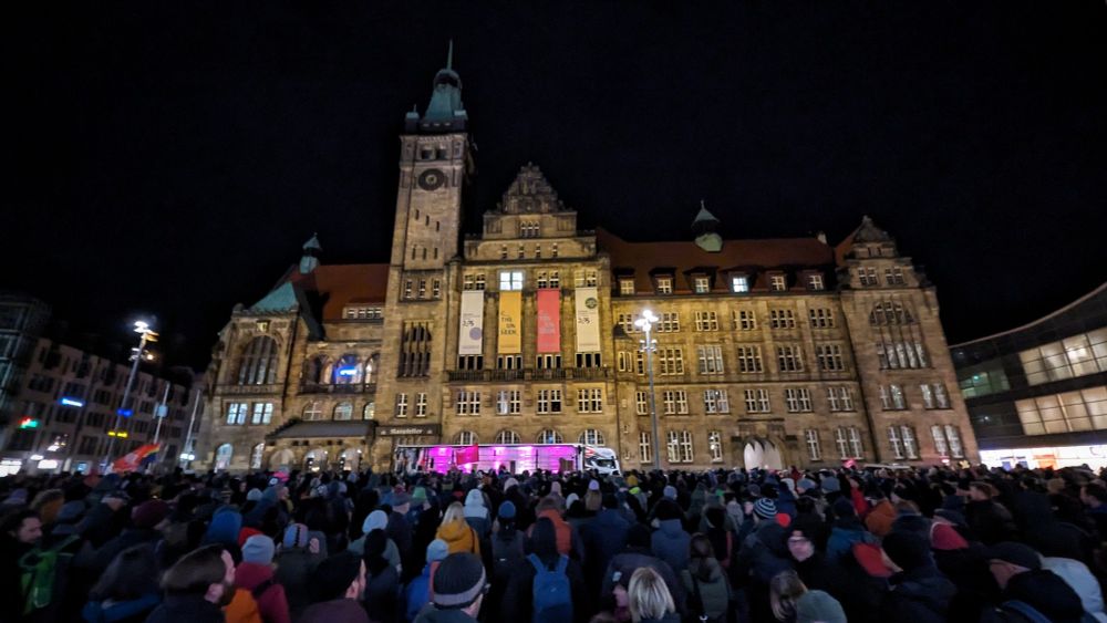 Viele Menschen demonstrieren auf dem Neumarkt in Chemnitz. Im Hintergrund ist das neue Rathaus zu sehen.