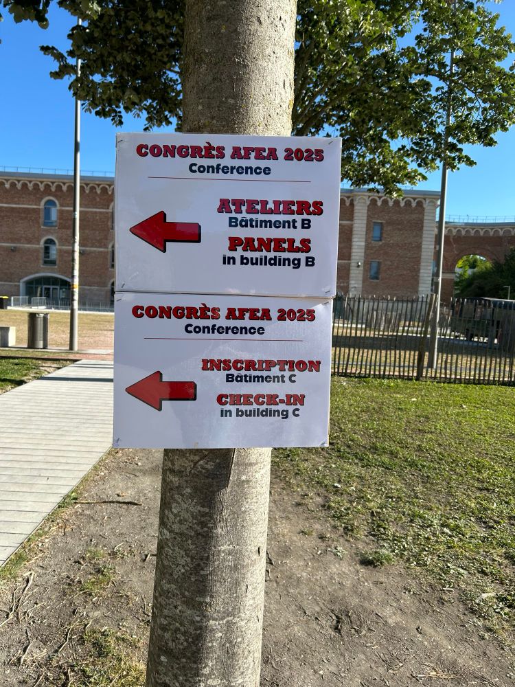 Campus citadelle universite d'Amiens. Pancartes indiquant la direction des ateliers et de l'accueil. Grand beau temps.