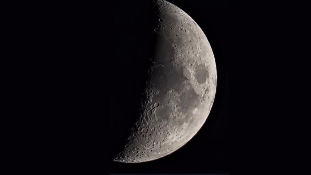 - Alors dis-moi, il y a pas une constellation d'âne là-haut ?
- Bien, il y a...BlaBlaBla, qui est pas grand, mais qu'est-ce qu'y cause !
- Ah ouais je la vois, ouais ! c'est la grosse juste devant là ?
- Ça c'est la Lune... (image de la Lune au télescope) 
