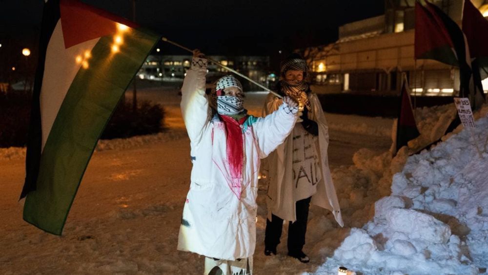 Demonstranter utenfor NRK i Trondheim protesterer mot Israels deltakelse i Eurovision