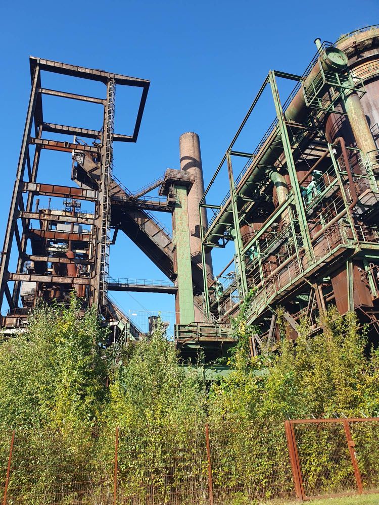 Altes Industriedenkmal. Vermutlich Hochofenanlage.