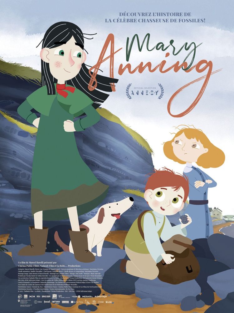 Affiche du film "Mary Anning" représentant une adolescente aux cheveux noirs, robe verte, se tenant debout sur une plage de rochers, et à côté d’elle un chien, un garçon aux cheveux roux et une fille aux cheveux blonds, qui regardent dans sa direction.