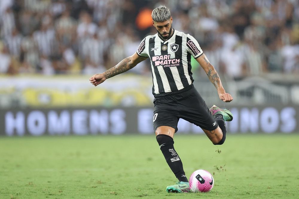 Teve postura! Em zona mista após empate de 1 a 1 entre Botafogo x Criciúma, zagueiro Alexander Barboza disse que ficou ¨P da vida essas coisas não pode acontecer¨ (Vídeo)